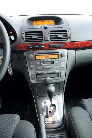 Центральная панель Toyota Avensis