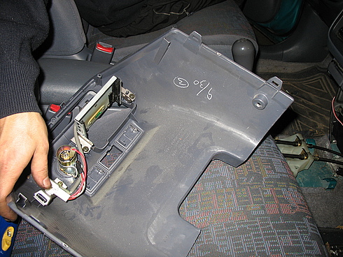Сняты пластиковая коробка под рычагом переключения передач, затем \"морда\" передней панели
