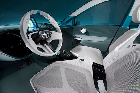 Салон Toyota Prius C